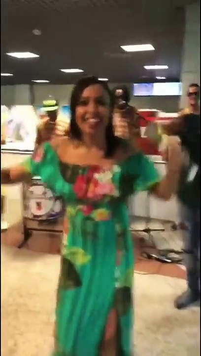 Mãe de Carlinhos Maia joga bolsa que ganhou dele no lixo