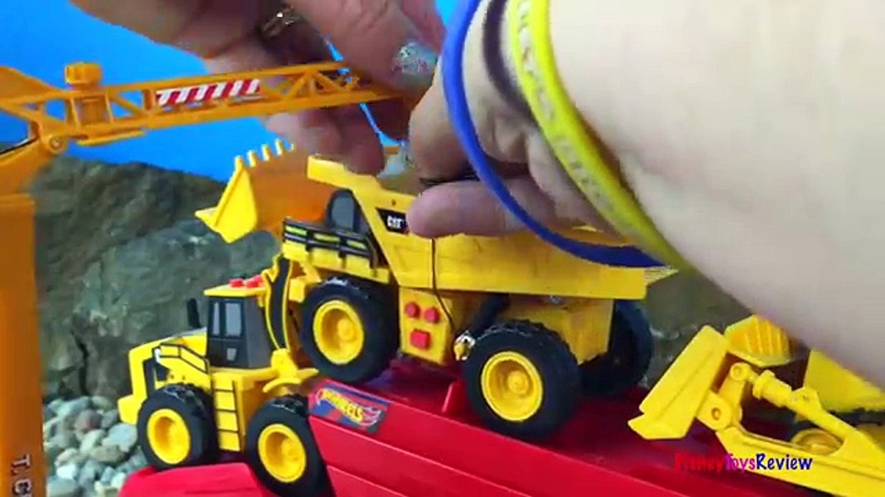 CAT Project Construction mighty machines jobsite Hot Wheels Mega Hauler Bulldozer Excavator Fron