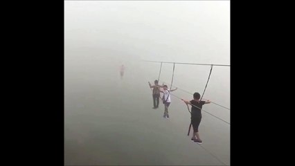 Traverser un pont suspendu perdu dans la brume... Impressionnant