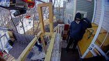 Trois hommes armés tentent d’entrer dans sa maison mais ne savent pas qu’il est chez lui