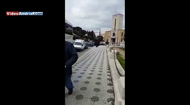 Andria: autobus parcheggia per strada e blocca traffico