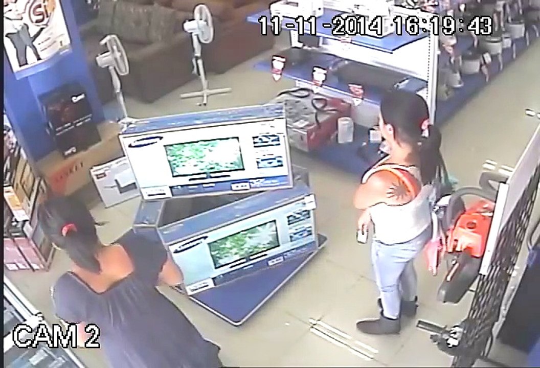 Cette voleuse a une technique incroyable et un culot impressionnant