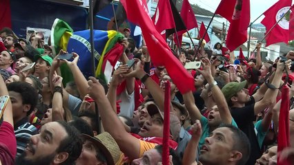 Lula saluda a sus partidarios con plazo vencido para entregarse