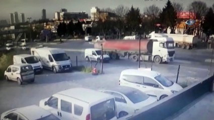 Başakşehir'de arıza yapan tankerini tamir etmek isteyen sürücüsü yol kenarında durdu... O anlar kamerada