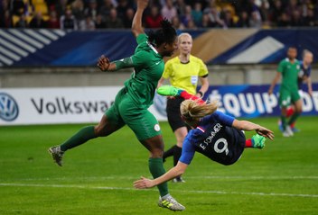 Le retourné acrobatique d'Eugénie Le Sommer lors de France Nigeria Féminines (8-0) I FFF 2018