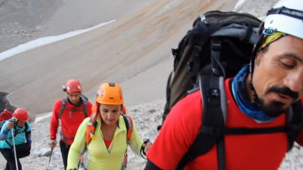 Dağcılar Türk Bayrağı'nı zirveye dikti