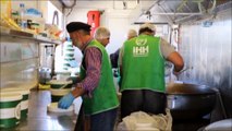- Doğu Gutalı ailelere sıcak yemek- İHH İnsani Yardım Vakfı, Doğu Guta'dan gelen aileler için kurulan kampta her gün 3 bin kişiye sıcak yemek veriyor