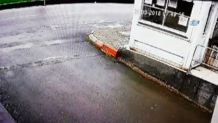 Yolun karşısına geçmek isteyen vatandaşa minibüs çarptı...Kaza anı kamerada