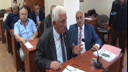 CHP’li Üye, Kendisine Cevap Veren AK Parti’li Üyeye Su Fırlattı