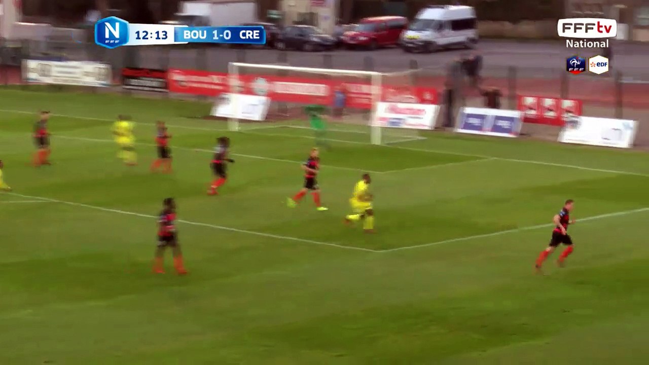 La frappe de BOUEKOU est détournée en corner.