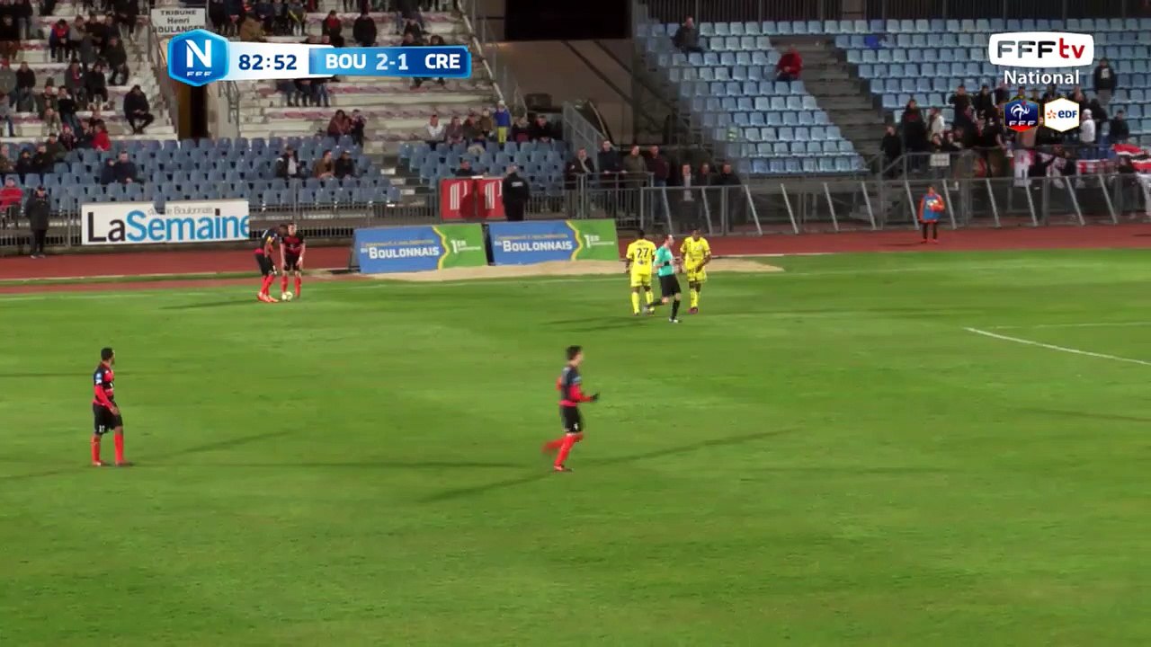 Coup franc dangereux mais le gardien de Créteil  récupère la balle.