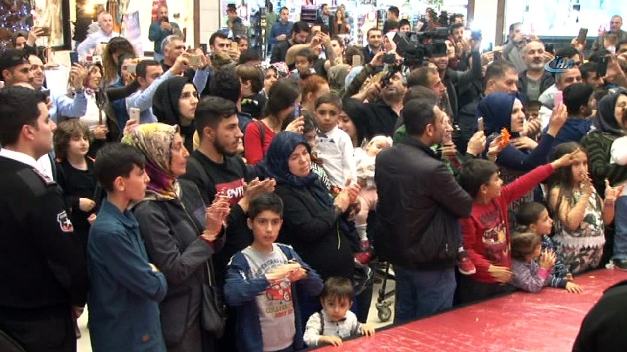 Ünlü sanatçı bir ilki gerçekleştirdi, AVM’de klip çekti