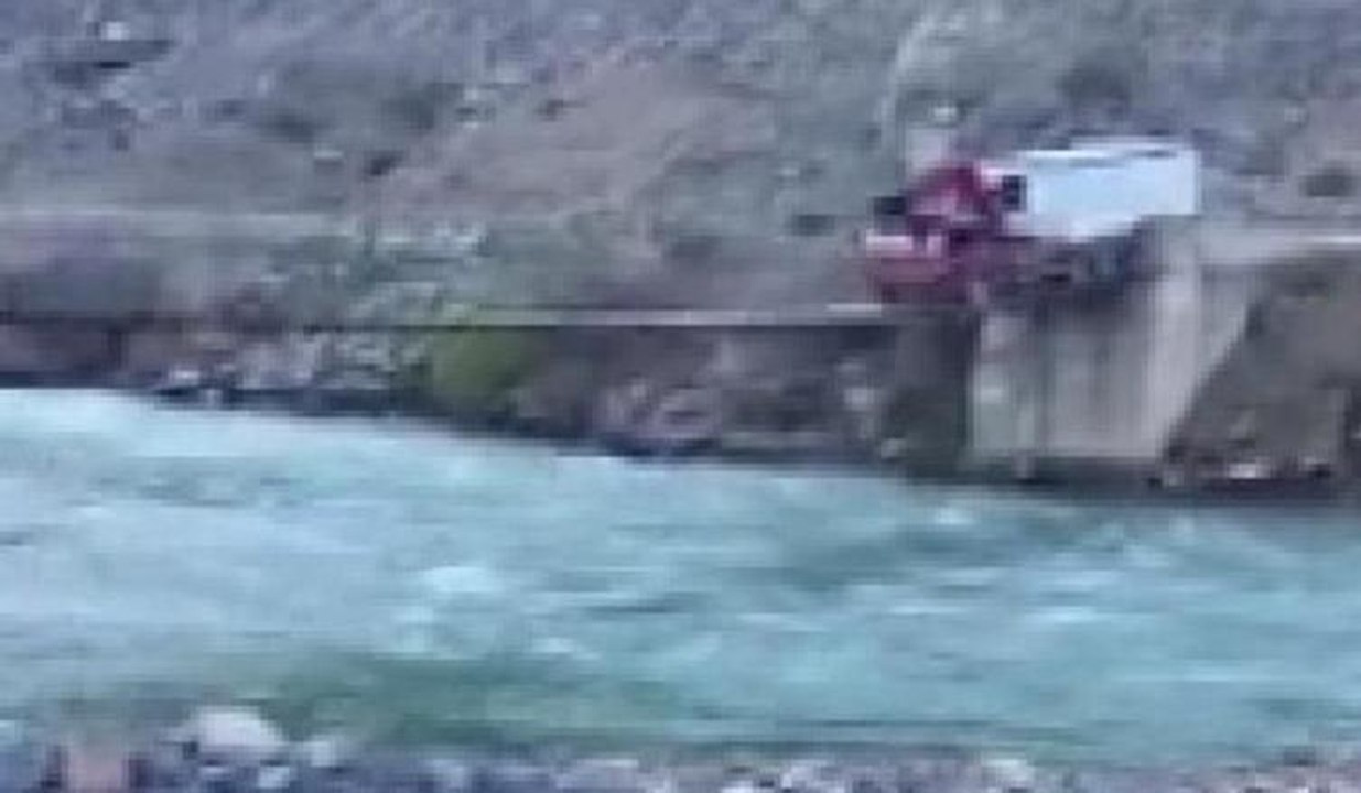 Yüreklerin ağza geldiği anlar... Tonlarca ağırlıktaki yükle tahta köprüden böyle geçti