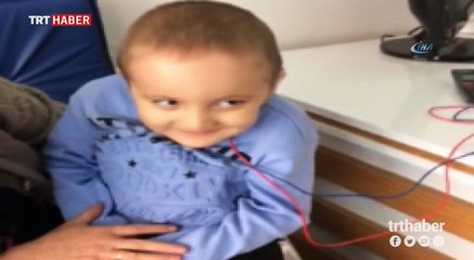 İki kulağına takılan cihaz sayesinde ilk defa ses duydu