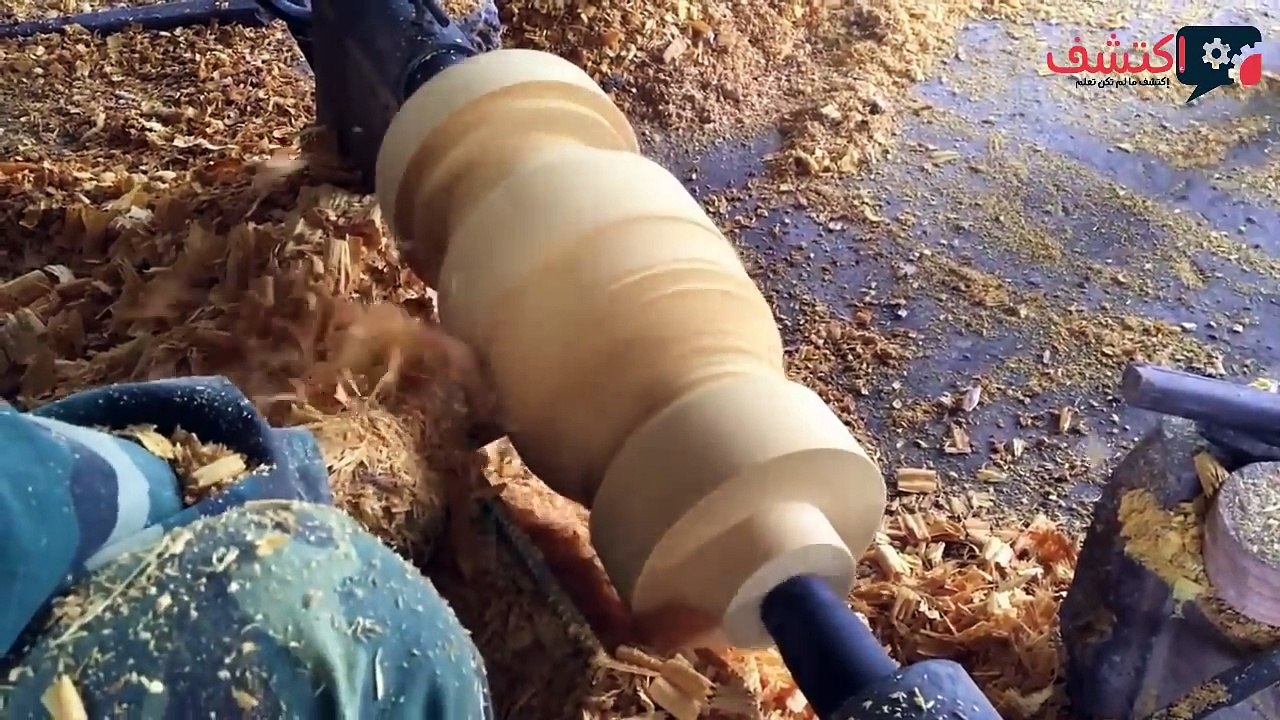 شاهد كيف سيقوم هذا النجار المحترف بتحويل جذع الشجرة لشكل خرافي