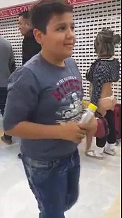 Me tanga në aeroport, kjo vajzë tërheq vëmendjen e të gjithëve