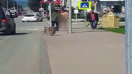 Güpegündüz caddede çırılçıplak gezdi