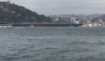 İstanbul Boğazı'nda gemi yalıya çarptı... O anlar kamerada