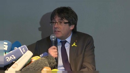 Puigdemont: "Io lotto dall'estero, Madrid medii"