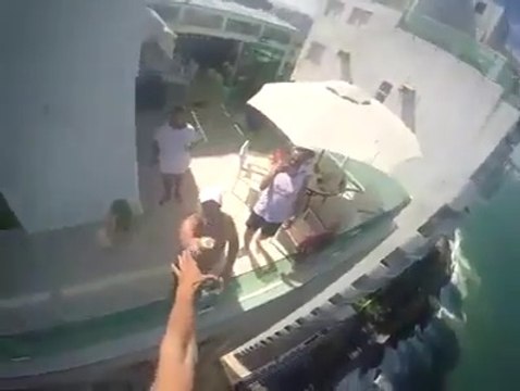 Il attrape une bière en parapente en haut d'un immeuble !