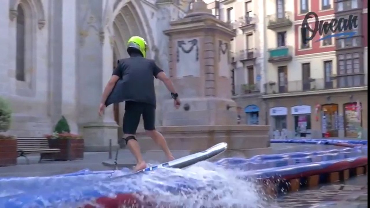 Surfer en ville ? Ce rider réalise l'impossible avec un surf à moteur !