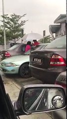 OMG! This lady is so blur that she didnt realise that is not her car!