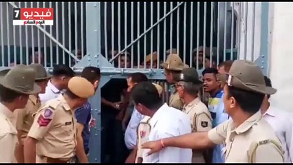 لحظة الإفراج عن النجم الهندى سلمان خان بكفالة فى قضية الصيد غير المشروع