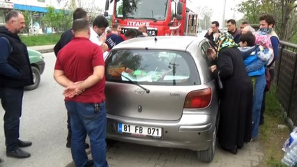 Otomobilde kilitli kalan çocuğu itfaiye ekipleri camı kırarak kurtardı