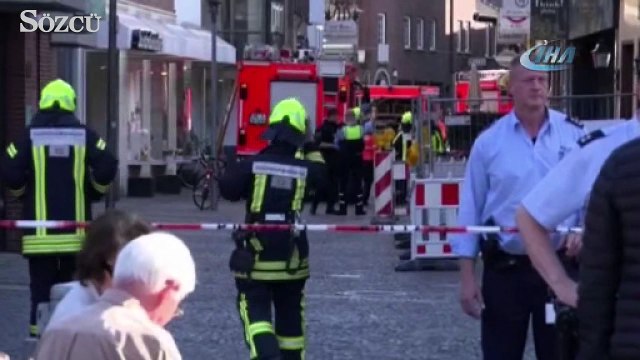 Almanya’da araç yayaların arasına daldı