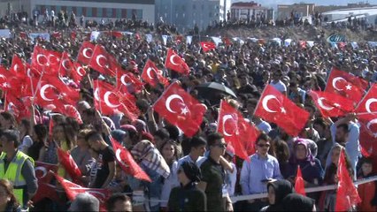 Kayseri'de Solo Türk coşkusu... Vatandaşlar gösteri uçuşunu izlemek için inşaata, çatıya, dağa çıktı