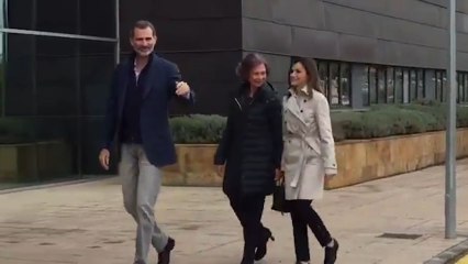 Los reyes y la reina Sofía llegan juntos al hospital