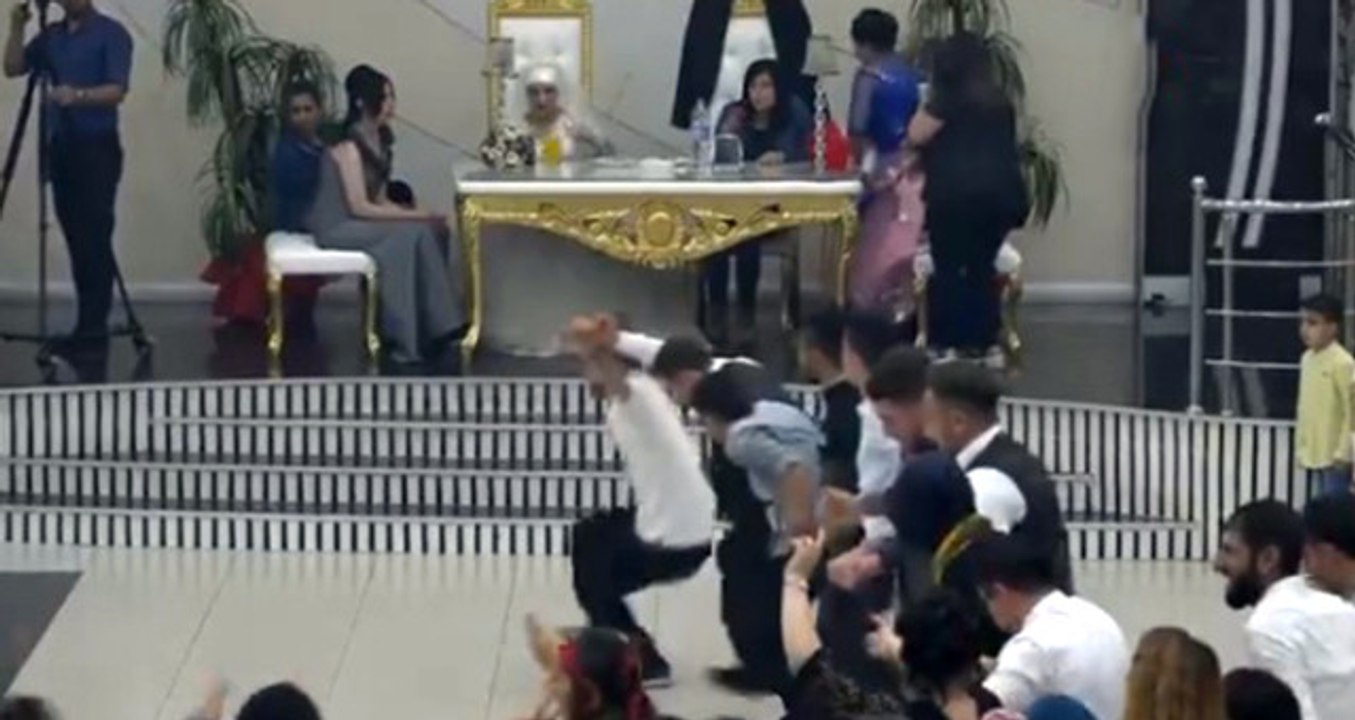 Damat Cezaevine Gönderildi Ama Düğün İptal Edilmedi! Halay Çekip Eğlendiler