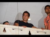 Salman Khan with Ahil thanks fans at Galaxy apartment, Watch Video |  FilmiBeat