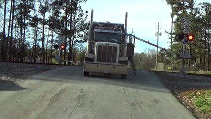 Camion bloqué sur un passage à niveau