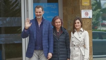 Los Reyes y doña Sofía llegan juntos para ver a don Juan Carlos tras su intervención