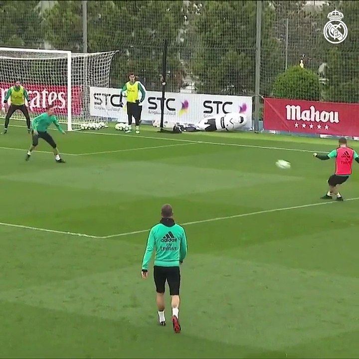 Real Madrid  quatre jours après, Ronaldo remet un retourné parfait à l'entraînement