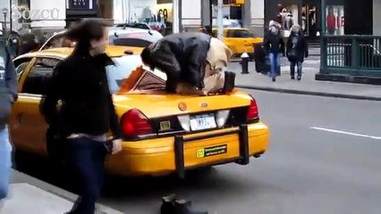 Taksi üzerinde namaz kıldı