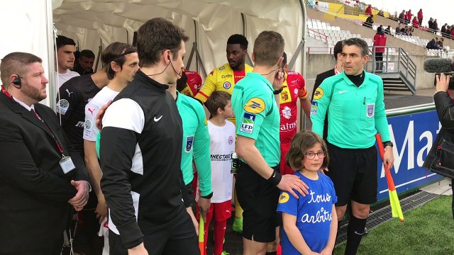 Entrée des artistes du FC Varenne sur la pelouse du stade Robert Diochon