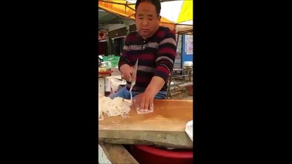 J'ai peur pour ses doigts... Quel talent!