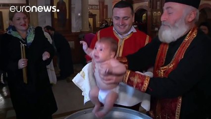 Voilà comment on baptise les bébés en Georgie... Taré!