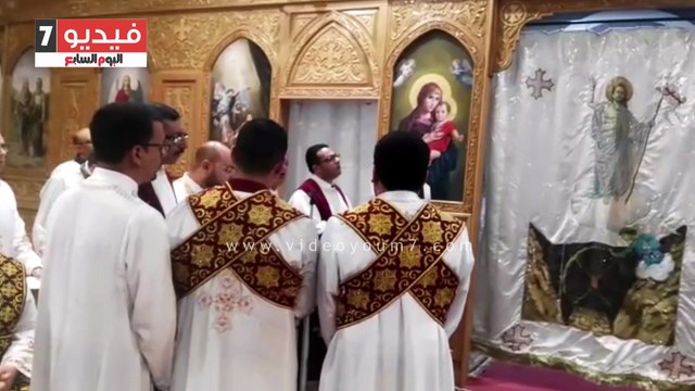 مئات الأقباط يؤدون قداس القيامة بكنيسة الأنبا بيشوى فى بورسعيد