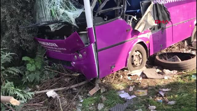 Sakarya Lastiği Patlayan Halk Otobüsü Üst Geçide Çarptı: 14 Yaralı