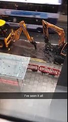 Des ouvriers du BTP jouent au morpion