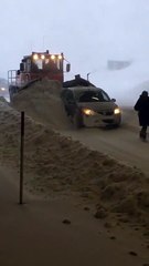 Un chasse-neige aide une voiture (France)