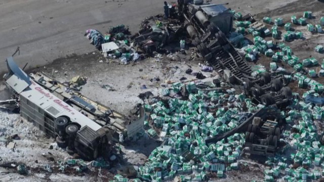 캐나다 하키팀 버스, 트레일러와 충돌...15명 사망 / YTN