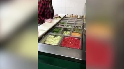 Empleada escupe a la comida delante del cliente y se lía