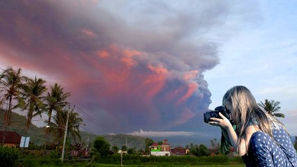 Núi lửa Agung phun trào nguy hiểm, chảy cả xuống khu dân cư ở Indonesia