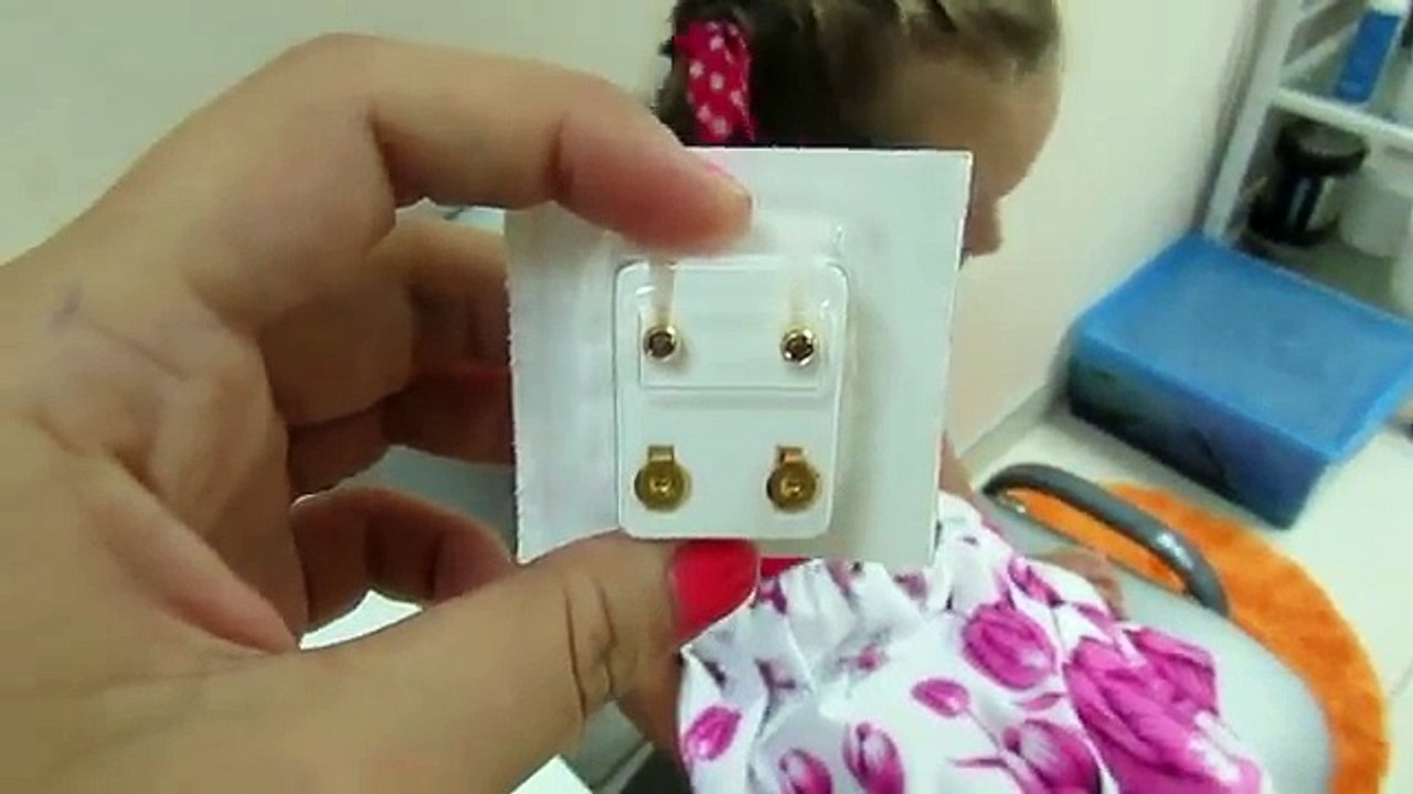 Прокалывание ушей пистолетом ребенку. ( Прокол ушей детям) //Ear piercing.( Ear piercing children)