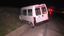 Uşak Servis Minibüsü, Ters Şeritten Gelen Otomobille Çarpıştı 17 Yaralı-Hd
