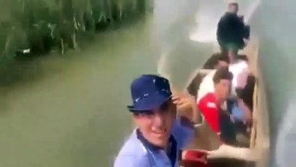 Un pilote de pirogue fait l’erreur de prendre un selfie au lieu de regarder devant lui